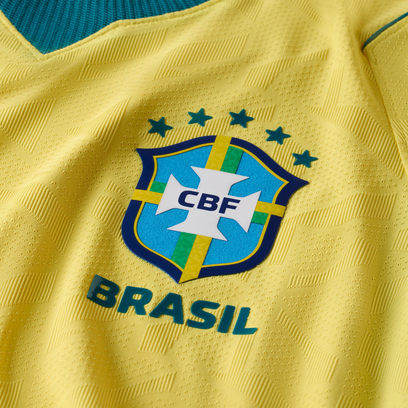 Camisa Brasil 2026 - Detalhe escudo CBF